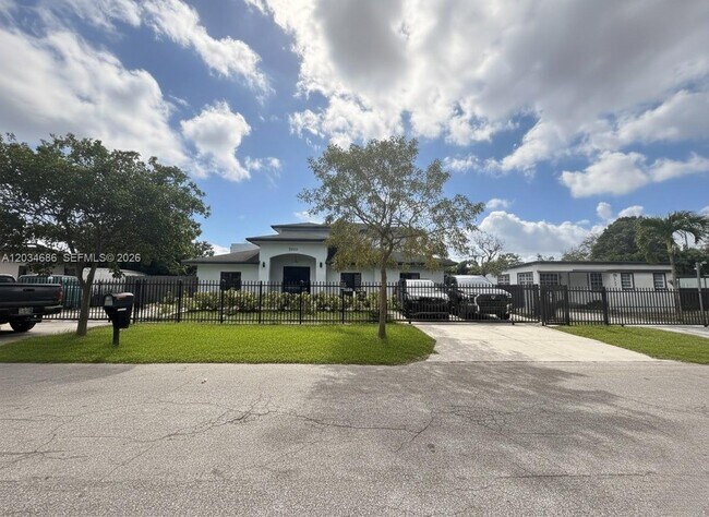 Building Photo - 1720 NW 110th Terrace