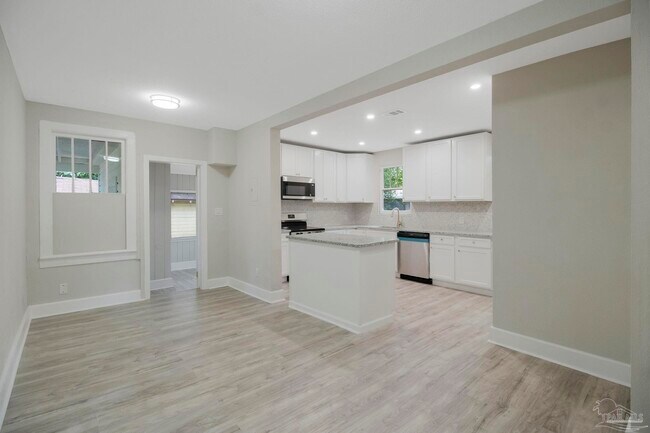 Building Photo - 1322 Wisteria Ave