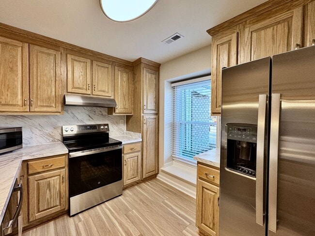 Building Photo - Like New & Ready NOW! 2 Primary Suites w/Private Baths! Reserved Parking, Community Pool & MUCH M...