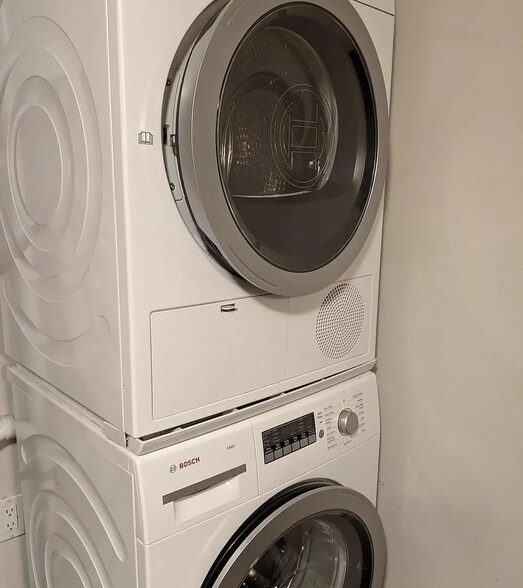 Washer/Dryer - 111 W Dedham St