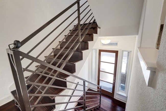 Building Photo - 6533 E Hill Dr