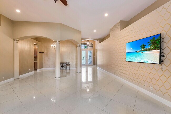 Building Photo - 12372 Cascades Pointe Dr