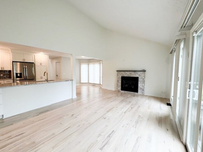 Building Photo - Amazing High-End Townhouse - End Unit - Ca...