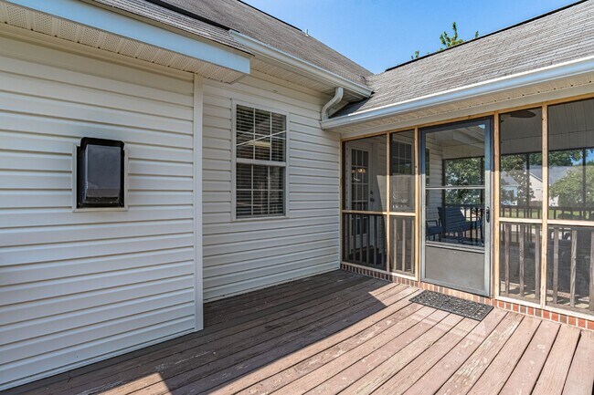 Building Photo - Gorgeous 4 Bedroom Home with Spacious Layo...