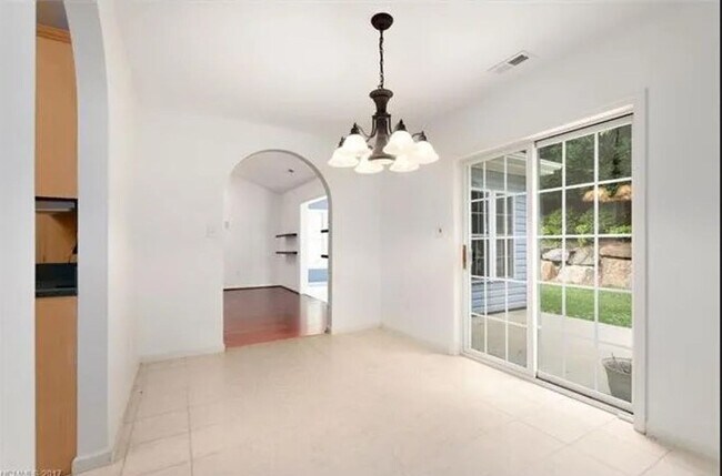 Building Photo - 7 Stonebridge Dr