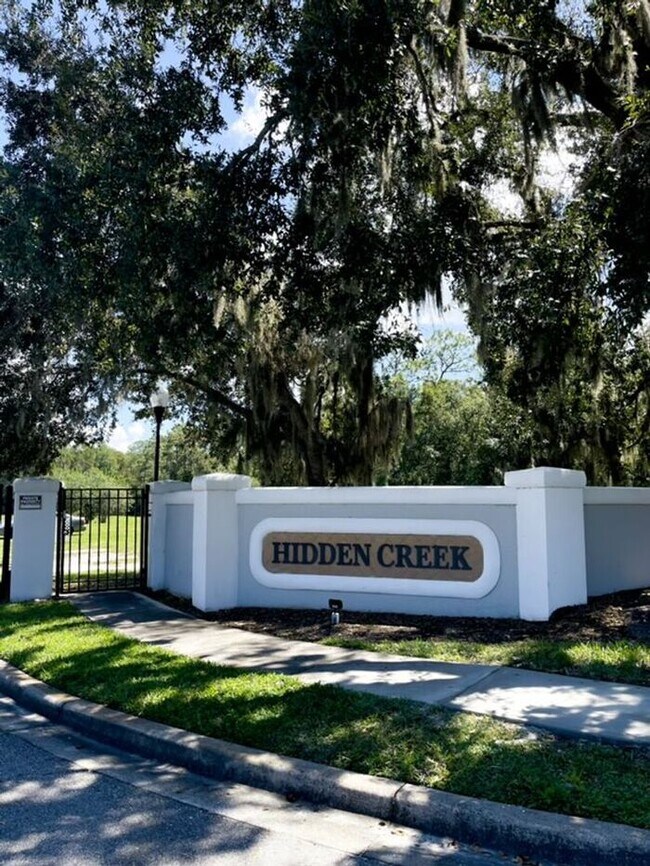 Building Photo - Beautiful Townhouse 3Beds / 2 and Half Bath