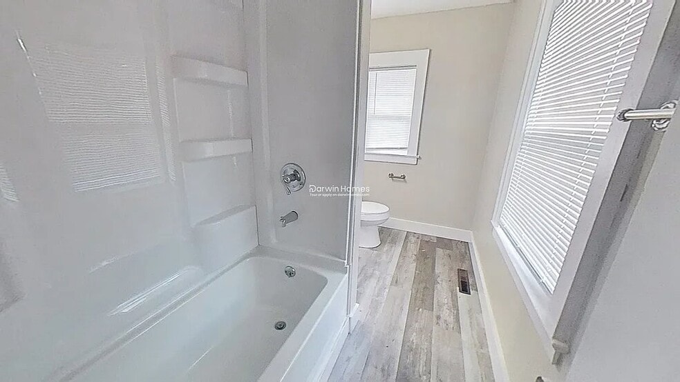 Building Photo - 529 E Victoria St