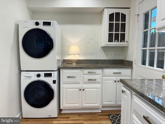 Building Photo - 411 Hampton Ct