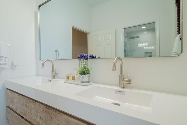 Building Photo - 1907 S Club Dr