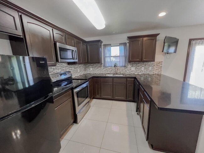 Building Photo - 6010 Leopoldo Dr