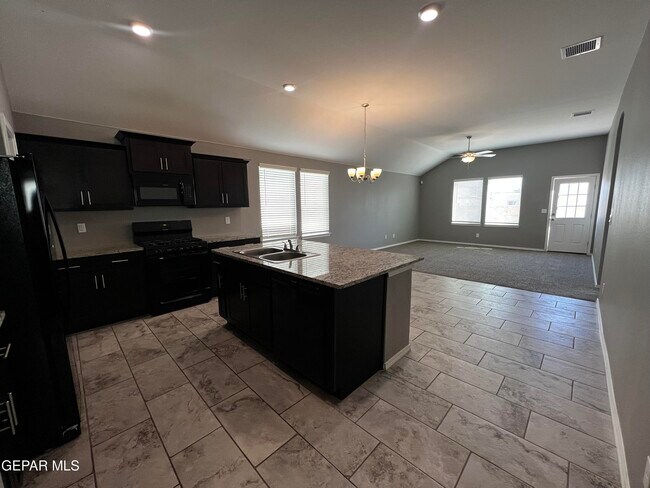 Building Photo - 924 Coyote Melon Dr