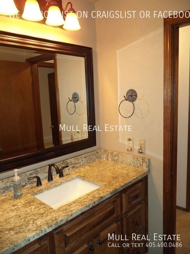 Building Photo - Furnished Single Family Home