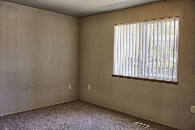 Building Photo - Two Bedroom Two Bath Ground Floor Condo for Rent!
