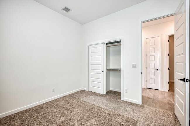 Building Photo - Beautiful East side House 4 bed-2.5 baths, part of The Overlook Casa Club that includes Swimming ...