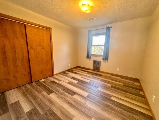 Building Photo - 4 bed, 2 bath acreage in Pickrell area