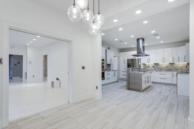 Building Photo - 4611 Charleston Terrace NW