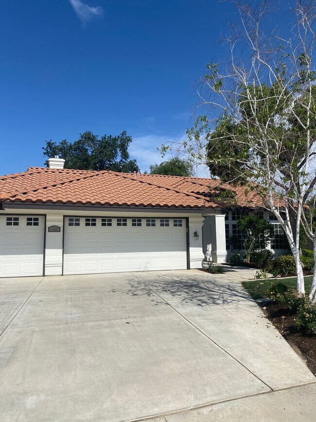 Building Photo - Gorgeous 3 Bedroom 2 Bath Home