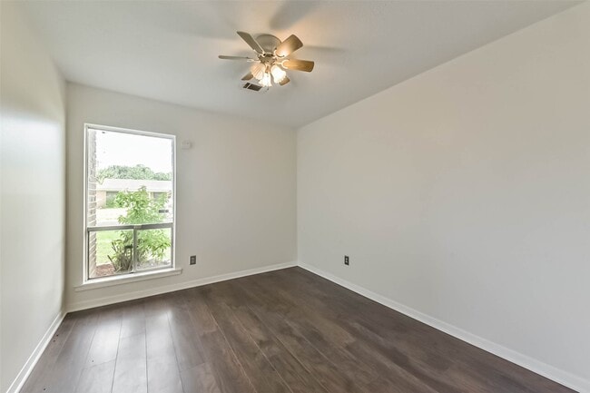 Building Photo - 1124 Helen Dr