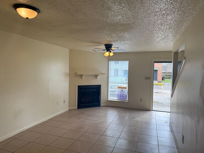 Building Photo - 2BD 2.5BA CONDO WITH WATER INCLUDED