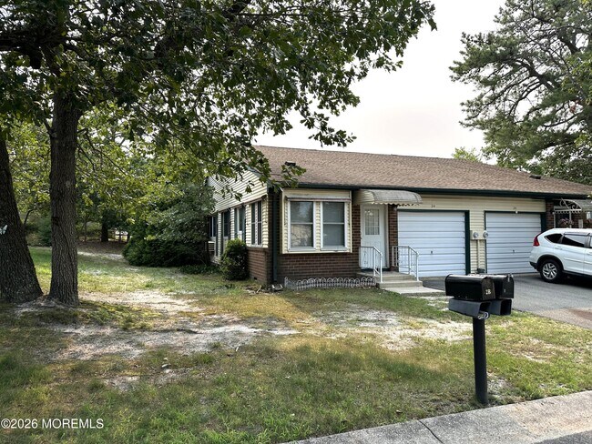 Building Photo - 2B Fallbrook St