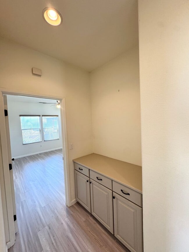Building Photo - THREE BEDROOM TWO AND A HALF BATH POOL USE SEE VIDEO