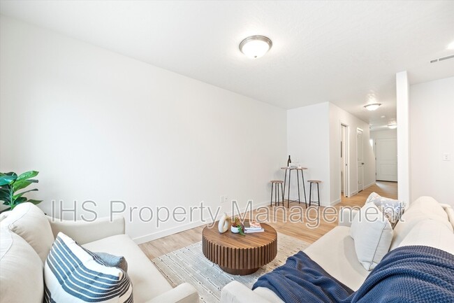 Building Photo - 4762 W Quinault Ave