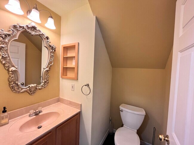 Building Photo - 221 Twin Lakes Ln