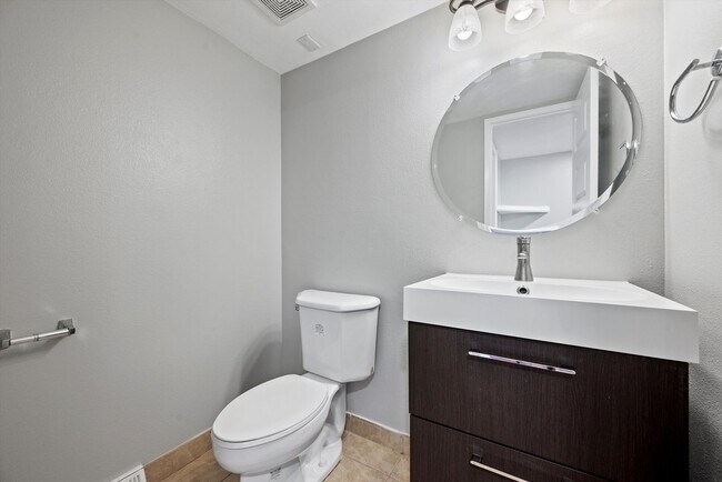 Building Photo - 651 S Xenon Ct
