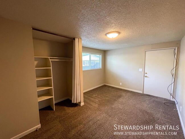 Building Photo - Perfect for college students! Close to campus