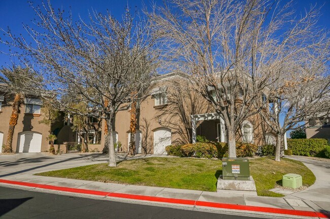 Building Photo - Beautiful 2 bd/2 bath condo in luxury gated Summerlin community ON TPC GOLF COURSE