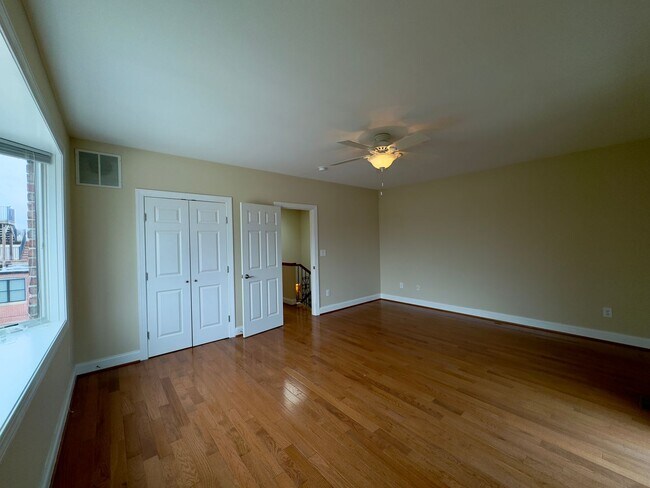Building Photo - 902 S Linwood Ave