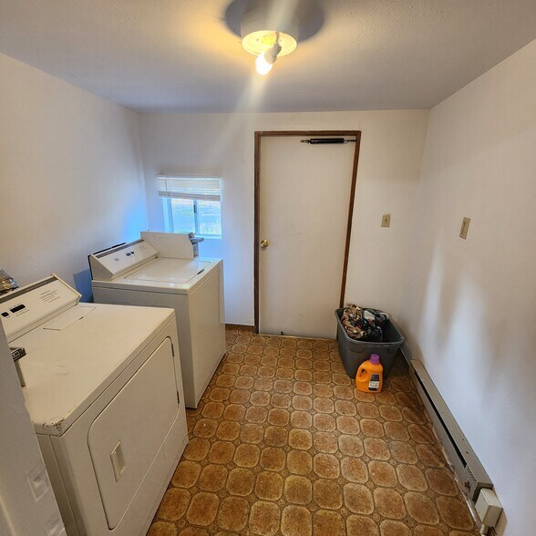 Building Photo - 407 Adams Ln