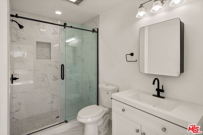 Building Photo - 435 W Elk Ave