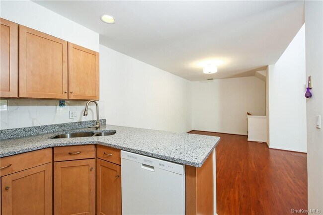 Building Photo - 599 Midland Ave