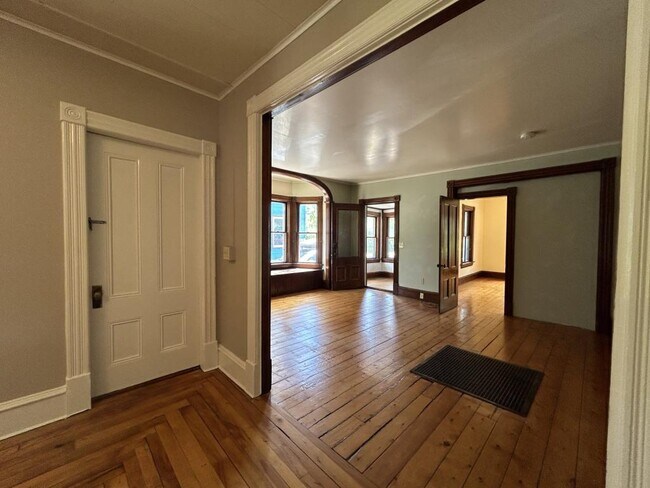 Building Photo - 14 Crombie St