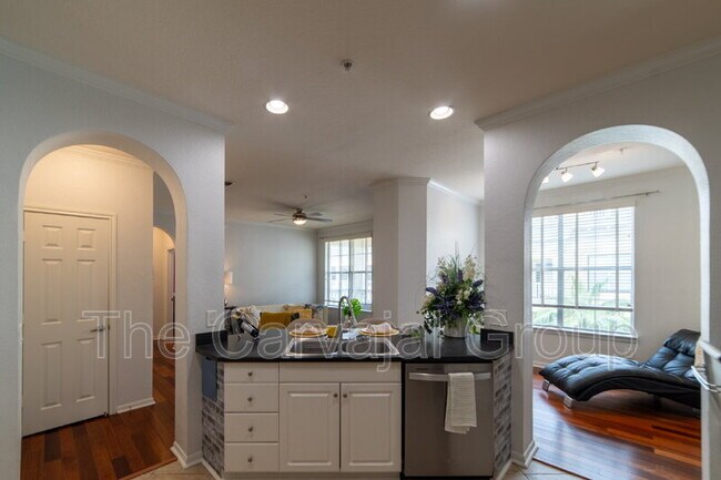 Building Photo - 860 N Orange Ave