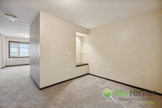 Building Photo - 1411 S Douglas Ave