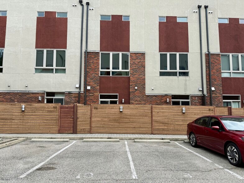 Private parking - 916 N 5th St