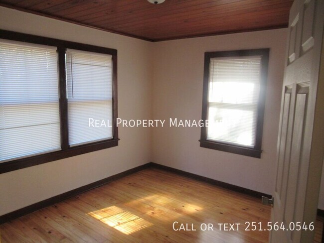 Building Photo - 2 Bedroom 1 Bath Remodeled Home off Moffet...