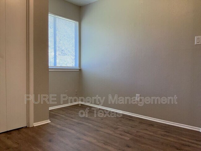 Building Photo - 608 Greenlawn Blvd