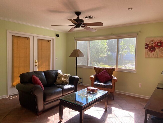 Building Photo - 2/2 single family house with big yard near downtown and beach!