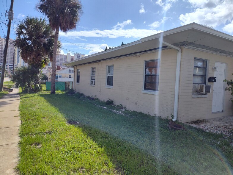 Building Photo - 318 N Oleander Ave