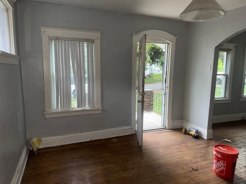 Building Photo - 3738 Sylvan Pl