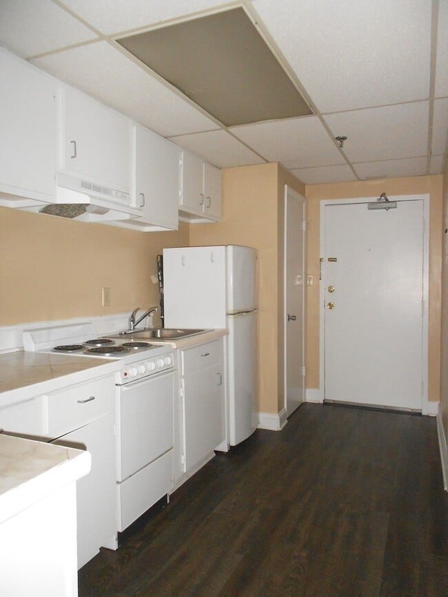 Building Photo - Studio Apartment in Downtown Athens - Step...