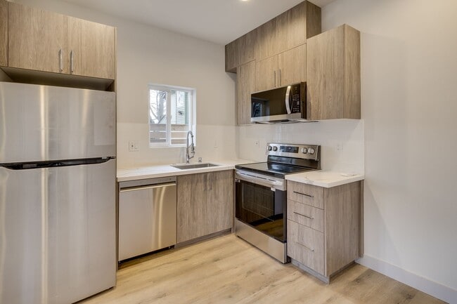 Building Photo - Beautiful 2 bed 2 bath townhouse!