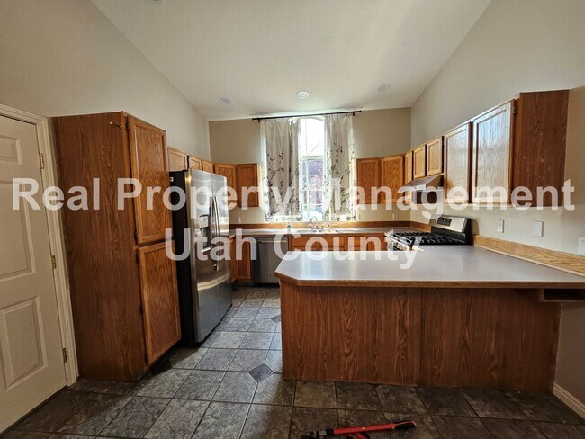 Building Photo - Large Orem Home