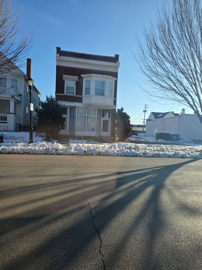 Building Photo - 622 S 8th St