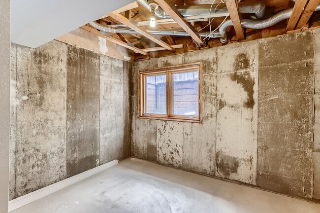 Building Photo - End Unit Townhome with 2 Beds, an Office and Southern Exposure