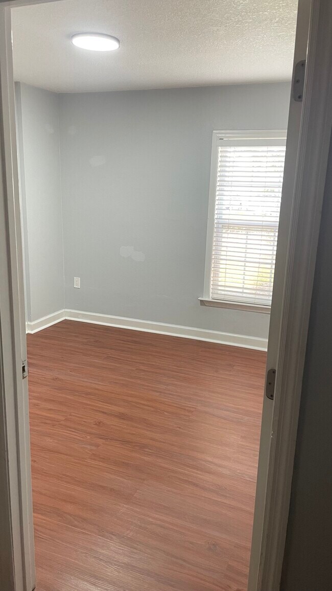 Building Photo - 2013 Dixie Belle Dr