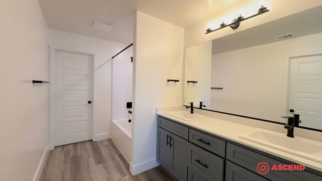 Building Photo - Lovely Home Near Frontier Highschool!